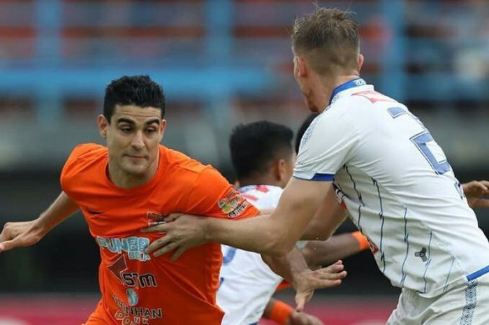 Penyerang Borneo FC, Matias Conti coba dihadang bek PSIS Semarang, Petar Planic (kanan) pada laga pekan ke-30 Liga 1 2018 di Stadion Segiri, Samarinda, 10 November 2018. 