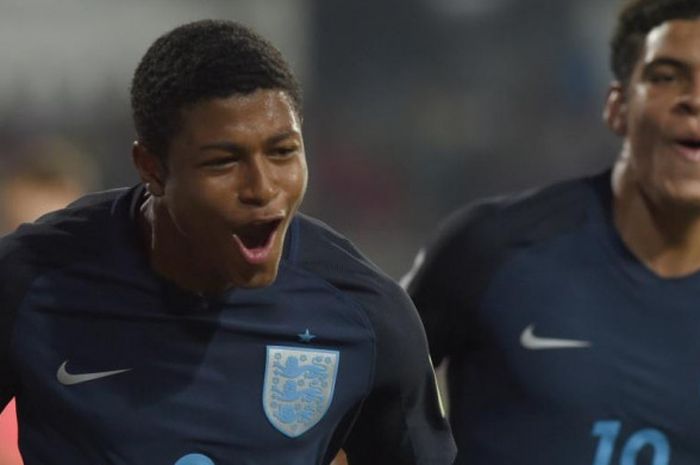 Rhian Brewster (kiri) merayakan gol ke gawang Amerika Serikat dalam partai perempat final Piala Dunia U-17 di Jawaharlal Nehru Stadium, Goa, 21 Oktober 2017.