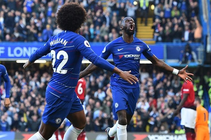 Bek Chelsea, Antonio Ruediger (tengah), merayakan gol yang dicetak ke gawang Manchester United dalam