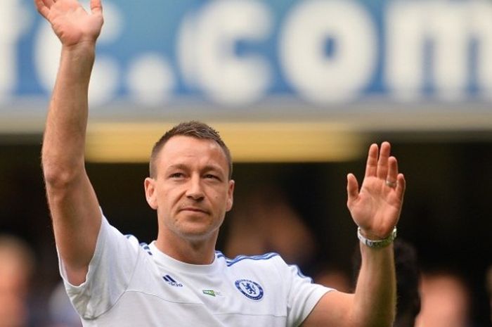   Bek sekaligus kapten Chelsea, John Terry, melambaikan tangan kepada suporter, usai laga kontra Leicester City di Stadion Stamford Bridge, Minggu (15/5/2016).  