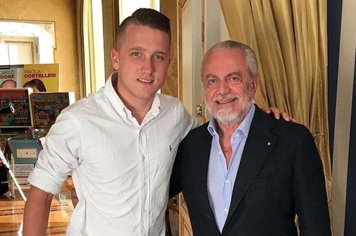 Piotr Zielinski berpose dengan Presiden klub Napoli, Aurelio De Laurentiis.