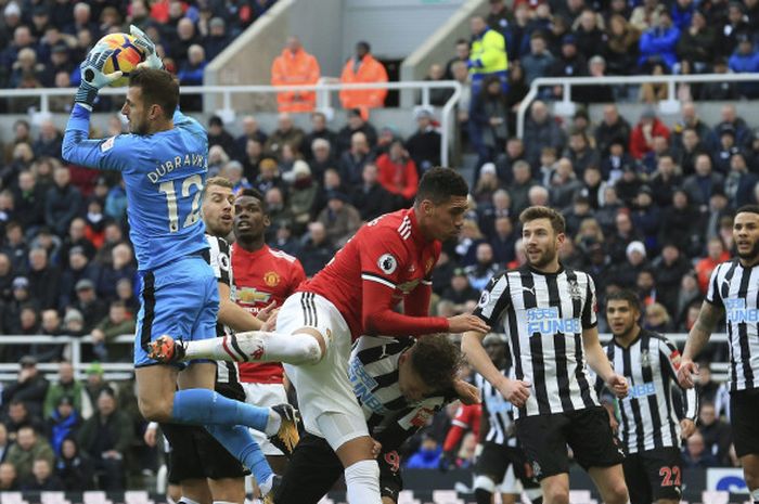 Kiper Newcastle United, Martin Dubravka, melakukan penyelamatan dalam laga melawan Manchester United pada pekan ke-27 Liga Inggris, Minggu (11/2/2018) di Stadion St. James' Park, Newcastle.