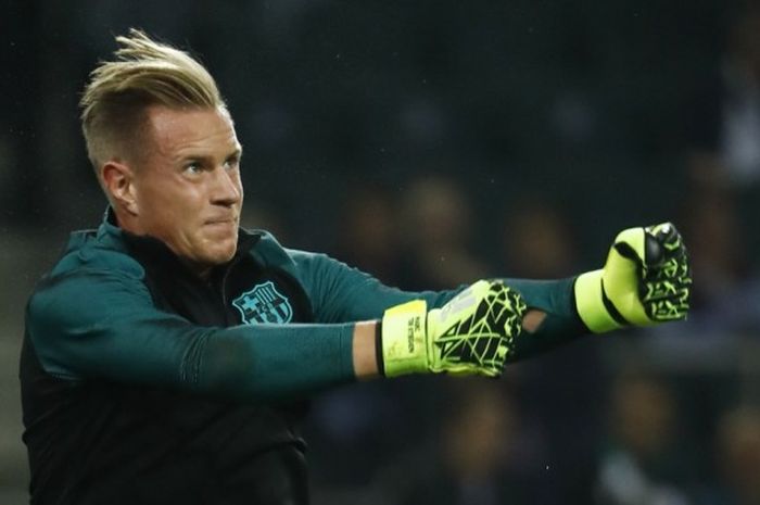 Kiper Barcelona, Marc-Andre Ter Stegen, dalam pemanasan menjelang duel di Liga Champions melawan Borussia Moenchengladbach di Borussia Park, Jerman, (28/9/2016).