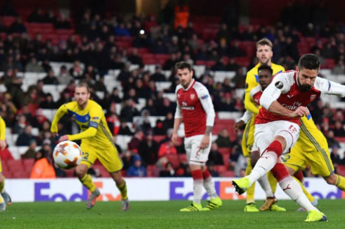 Bomber Arsenal, Olivier Giroud (kanan), mencetak gol saat melawan BATE Borisov pada matchday 6 Liga Europa Grup H di Stadion Emirates, Jumat (8/1/2017) dini hari WIB.