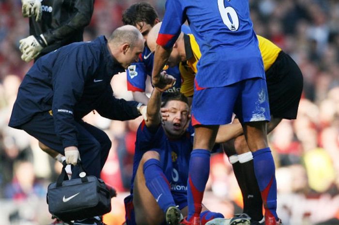 Alan Smith terduduk dan mendapatkan pertolongan karena mengalami cedera dalam partai Liga Inggris antara Liverpool vs Manchester United di Anfield, Liverpool, 18 Februari 2006.