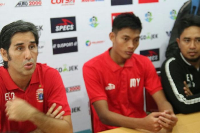 Jumpa pers Persija Jakarta yang dilakukan oleh Pelatih Stefano Cugurra (kiri), Vava Mario Yagalo (te