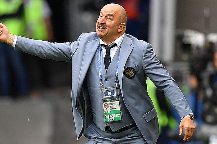 Pelatih timnas Rusia, Stanislav Cherchesov, memberikan instruksi kepada pemainnya saat melawan Meksiko dalam laga Piala Konfederasi 2017 Grup A di Stadion Kazan, 24 Juni 2017.