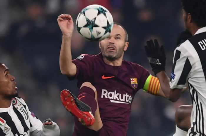 Aksi gelandang FC Barcelona, Andres Iniesta, dalam laga melawan Juventus pada Rabu (22/11/2017)