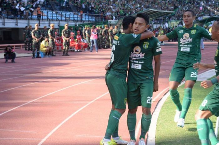    Pemain Persebaya melakukan selebrasi usai membobol gawang Persija pada laga Liga 1 2018 di Stadion Gelora Bung Tomo Surabaya, Minggu (4/11/2018).   