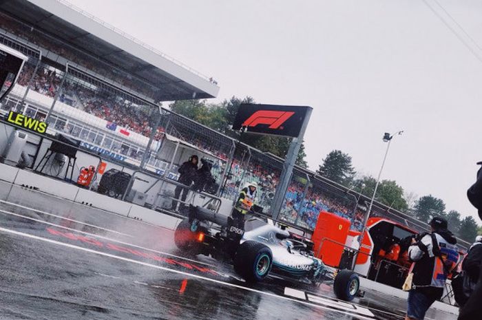 Pebalap Mercedes, Valtteri Bottas, melaju ke pitlane untuk melakoni sesi latihan bebas ketiga GP Jerman di Sirkuit Hockenheim, Sabtu (21/7/2018).