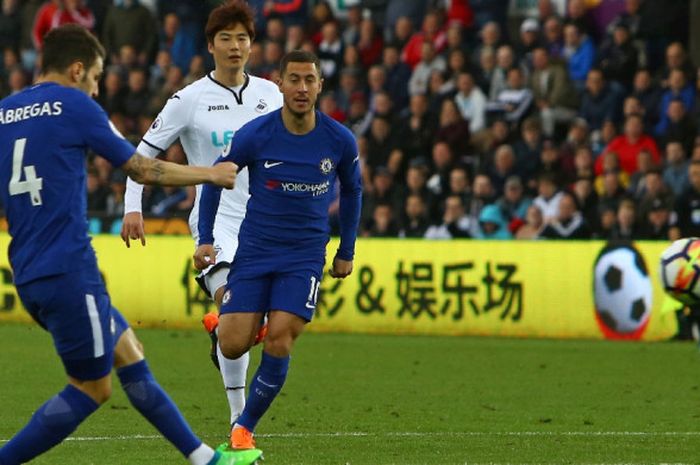 Gelandang Chelsea, Cesc Fabregas, mencetak gol ke gawang Swansea City pada laga lanjutan Liga Inggris di Stadion Liberty, Sabtu (28/4/2018) malam WIB.