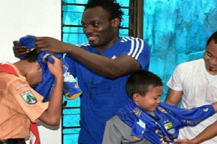 Michael Essien dan Atep memberikan jersey Persib untuk putra Choirul Huda