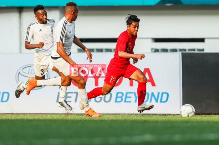  Febri Hariyadi saat membela timnas Indonesia melawan timnas Mauritius pada laga uji coba.