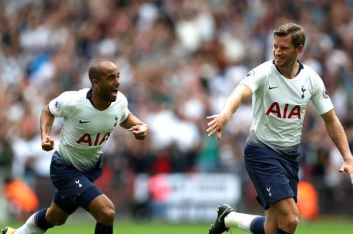 Bek tengah Tottenham Hotspur, Jan Vertonghen (kanan), bersama dengan Lucas Moura