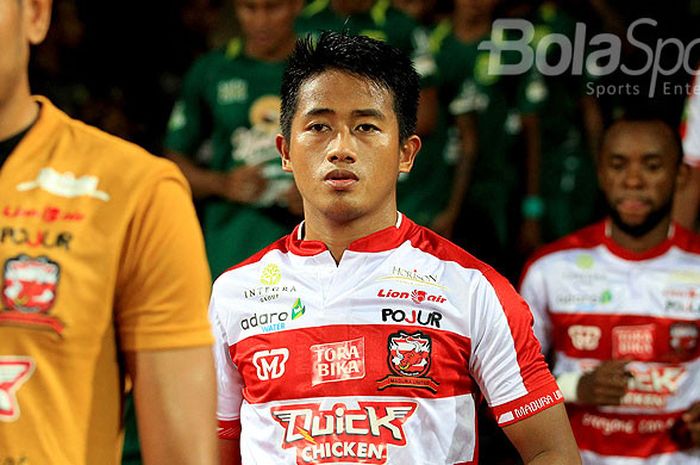     Gelandang Madura United, Bayu Gatra, memasuki lapangan menjelang laga derbi Suramadu antara Madura United melawan Persebaya Surabaya pada pekan ke-10 Liga 1 2018 di Stadion Gelora Ratu Pamellingan Pamekasan, Jawa Timur, Jumat (25/05/2018) malam.    