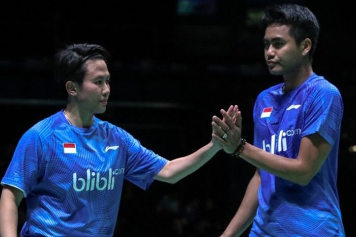 Pasangan ganda campuran Indonesia, Tontowi Ahmad/Liliyana Natsir, melakukan tos setelah memenangi poin atas lawannya, Mark Lamsfuss/Isabel Herttrich (Jerman), pada babak kedua turnamen All England di Barclaycard Arena, Birmingham, Inggris, Kamis (9/3/2017). Tontowi/Liliyana menang 21-12, 21-13.