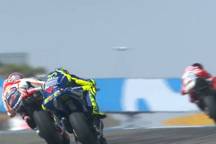 Momen saat Marc Marquez mendahului Valentino Rossi saat sesi race MotoGP Aragon Minggu (24/9/2017).