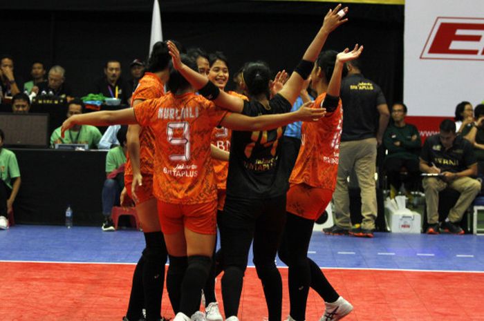 Tim Putri Jakarta BNI Taplus merayakan kemenangan atas Bekasi BVN 3-0 pada putaran pertama seri I Proliga 2018 yang berlangsung di GOR UNY, Yogyakarta, Sabtu (20/1/2018).