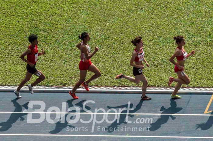 Triyaningsih (depan) tampil di nomor 5.000 meter SEA Games 2017, Jumat (25/8/2017). 