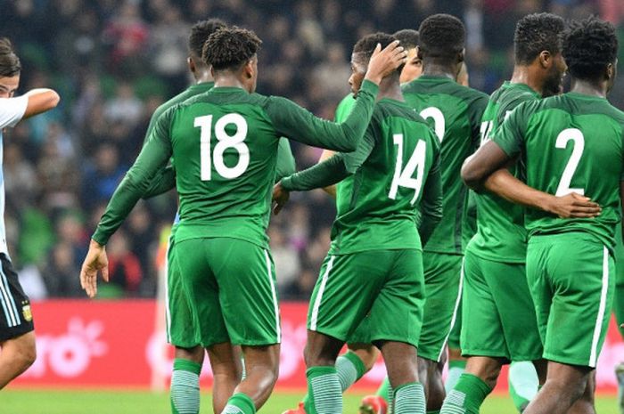 Striker Nigeria, Kelechi Iheanacho (14), merayakan gol yang dia cetak ke gawang Argentina dalam laga persahabatan di Krasnodar, Rusia, pada 14 November 2017. 