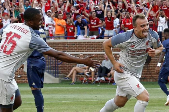 Xherdan Shaqiri (kanan) merayakan gol yang dia cetak untuk Liverpol ke gawang Manchester United dalam partai ICC 2018 di Ann Arbor, Michigan, 28 Juli 2018.