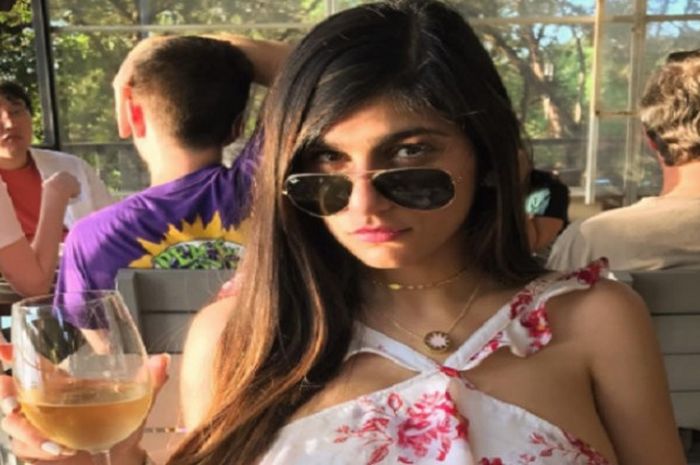 Mia Khalifa dikenal sebagai sosok yang cukup dekat dengan dunia olahraga 