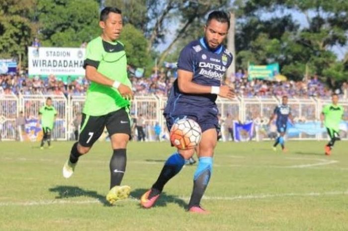 Penyerang Persib, Zulham Zamrun (kanan) saat mencoba menjauhi pemain Persikotas dalam laga uji coba di Stadion Wiradadaha, Kota Tasikmalaya. Sabtu (4/6/2016). 