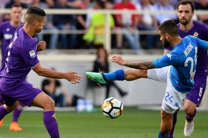 Aksi pemain Napoli, Lorenzo Insigne, di pertandingan melawan Fiorentina pada laga lanjutan Liga Italia, Minggu (29/4/2018) waktu setempat.