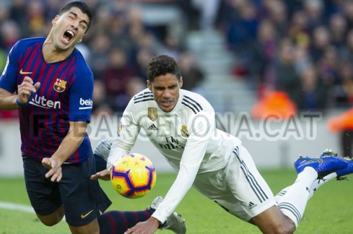  Duel antara striker Barcelona, Luis Suarez, dan bek Real Madrid, Raphael Varane yang berujung penalti bagi Barcelona, pada laga Liga Spanyol bertajul el clasico, 28 Oktober 2018. 