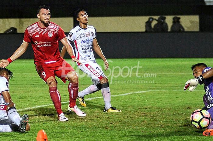 Aksi striker Persija Jakarta, Marko Simic (kiri), saat berupaya mencetak gol ke gawang Bali United dalam laga terakhir Grup D Piala Presiden 2018 di Stadion Kapten I Wayan Dipta, Gianyar, Senin (29/1/2018).