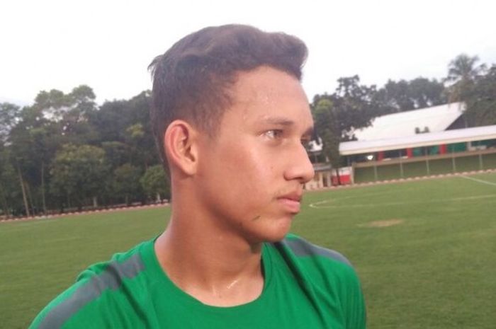 Gelandang Indonesia U-18 proyeksi Piala AFF U-18, Egy Maulana, saat diwawancarai awak media seusai mengikuti pemusatan latihan hari pertama di lapangan Atang Sutresna, Markas Kopassus, Cijantung, Jakarta Timur, Senin (20/3/2017) sore WIB.