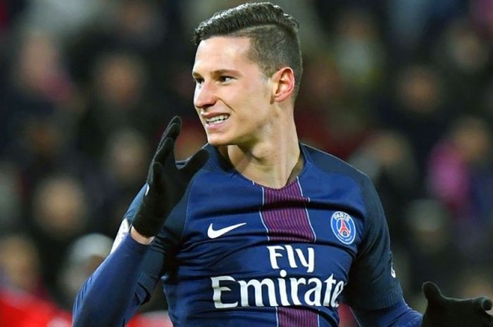 Reaksi penyerang Paris Saint-Germain, Julian Draxler, seusai gagal mencetak gol ke gawang Dijon dalam laga lanjutan Ligue 1 di Stadion Gaston Gerard, Dijon, (4/2/2017).