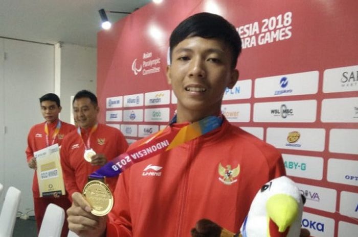 Pebulu tangkis Indonesia, Dheva Anrimusthi, berpose setelah meraih medali emas dari nomor beregu para bulu tangkis pada Asian Para Games 2018 di Istora Senayan, Jakarta, Minggu (7/10/2018).