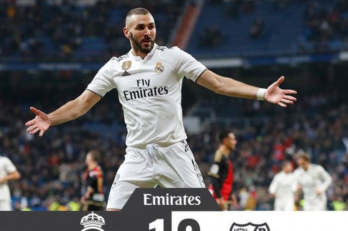 Penyerang Real Madrid, Karim Benzema, merayakan gol yang dicetak ke gawang Rayo Vallecano dalam laga Liga Spanyol di Stadion Santiago Bernabeu, Madrid pada 15 Desember 2018.