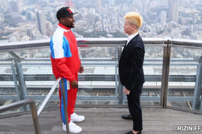 Floyd Mayweather (merah) sedang bersama dengan Tenshin Nasukawa (hitam).