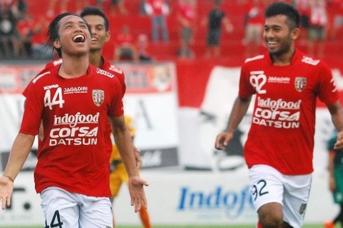 Gelandang Bali United, I Gede Sukadana, meluapkan kegembiraannya seusai mencetak gol ke gawang PSS Sleman, Selasa (23/2/2016). 