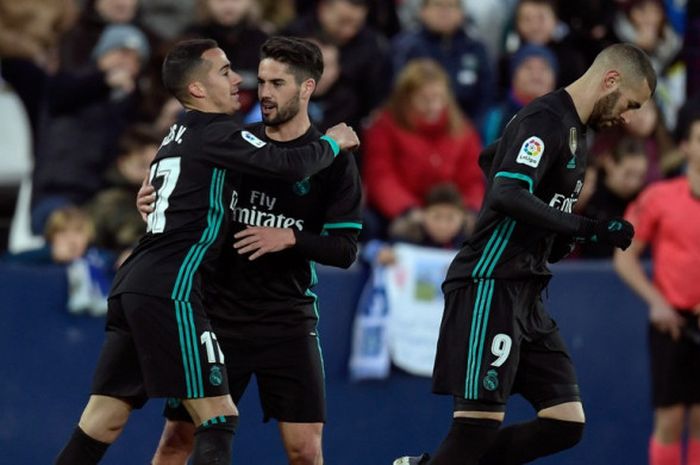 Pemain sayap Real Madrid, Lucas Vazquez (kiri), merayakan gol yang dia cetak ke gawang Leganes dalam laga Liga Spanyol di Stadion Municipal de Butarque, Leganes, pada 21 Februari 2018.