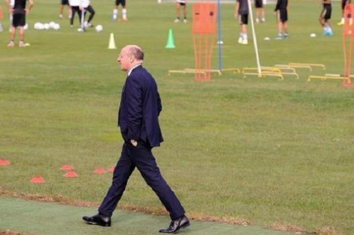 Giuseppe Marotta berjalan di area latihan Juventus di Vinovo, Turin.