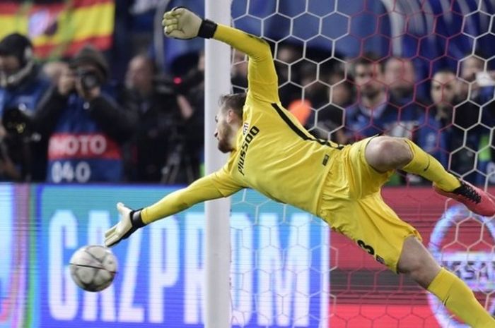 Kiper Atletico Madrid, Jan Oblak, melakukan penyelamatan dalam laga leg kedua babak 16 besar Liga Champions melawan PSV Eindhoven di Vicente Calderon, Madrid, 15 Maret 2016.