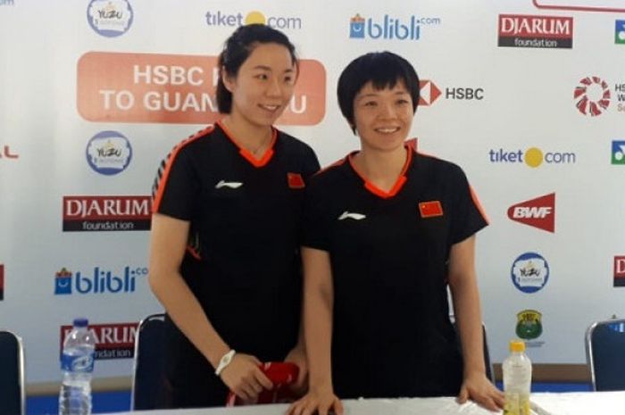  Ganda putri China, Jia Yifan (kiri) dan Chen Qingchen (kanan), saat menemui awak media usai melakoni laga babak pertama Indonesia Open 2018, Rabu (4/7/2018). 