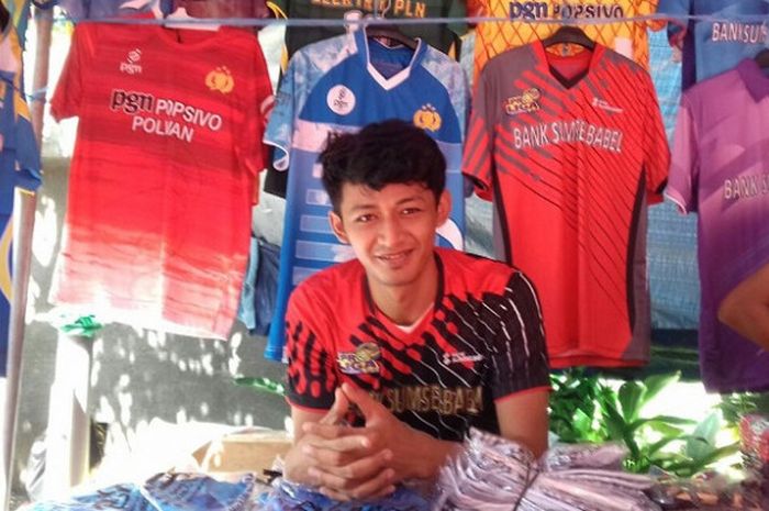 Penjual jersey tim Proliga, Ahmad Zuhdi berpose di GOR Sritex Arena, Solo, Minggu (8/4/2018).