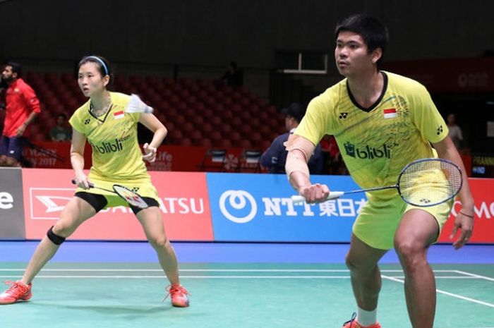 Pasangan ganda campuran Indonesia, Praveen Jordan/Debby Susanto, mengembalikan kok ke arah Satwiksairaj Rankireddy/Ashwini Ponnappa (India). Praveen/Debby menang dengan skor 29-27, 16-21, 21-12, di Tokyo Metropolitan Gymnasium, Kamis (21/9/2017).