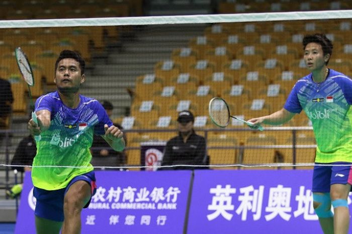 Pasangan ganda campuran Indonesia, Tontowi Ahmad/Liliyana Natsir, mengembalikan kok ke arah Tinn Isriyanet/Pacharapun Chochuwong (Thailand). Tontowi/Liliyana menang dengan skor 21-16, 21-15 pada laga babak kedua Kejuaraan Asia 2018 yang berlangsung di Wuhan Sports Centers, Wuhan, China, Kamis (26/4/2018).