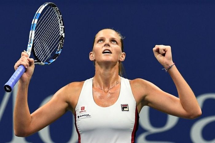 Petenis Republik Ceska, Karolina Pliskova, melakukan selebrasi setelah memenangi pertandingan semifinal atas Serena Williams (Amerika Serikat) 6-2, 7-6(5) di USTA Billie Jean King National Tennis Center, Flushing Meadows, New York, Amerika Serikat, Jumat (8/9/2016).