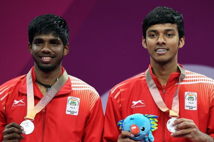 Pasangan ganda putra India Satwiksairaj Rankireddy/Chirag Shetty, berpose dengan medali perak Common