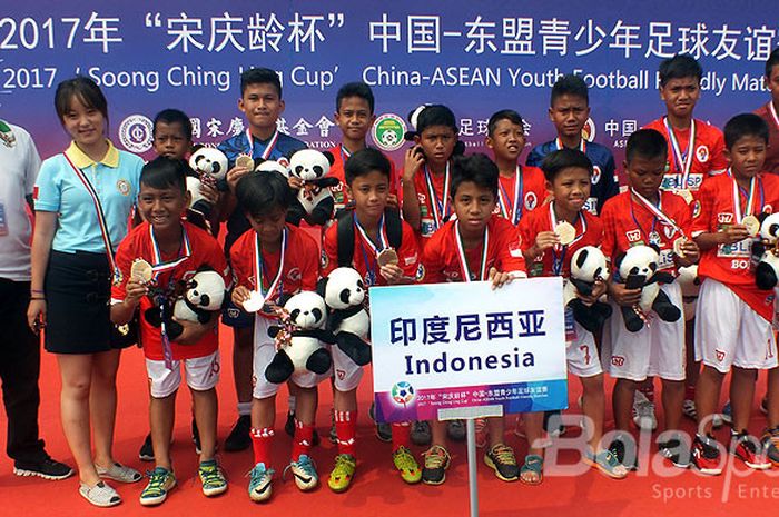 Tim pelajar Indonesia U-12 berpose seusai menerima pengalungan medali turnamen Soong Ching Ling Cup 2017 di Beijing, China.