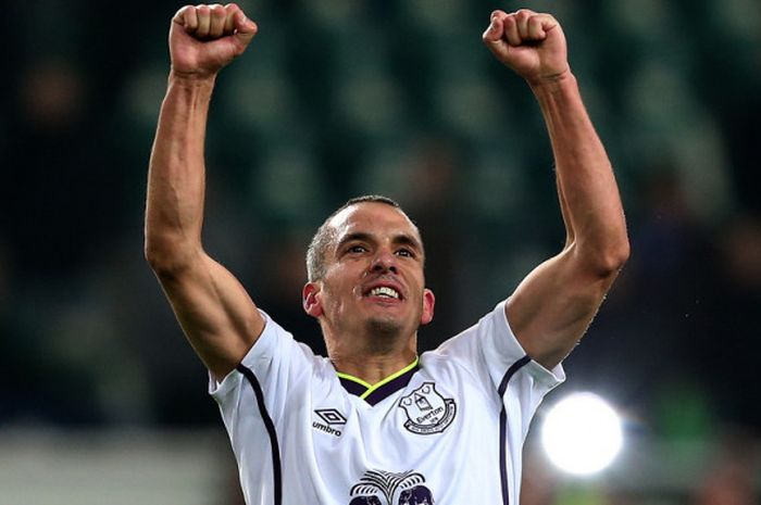 Ekspresi gelandang Everton, Leon Osman, saat merayakan kemenangan timnya atas Wolfsburg di Grup H Liga Europa 2014-2015 di Wolfsburg, Jerman, pada 27 November 2014.