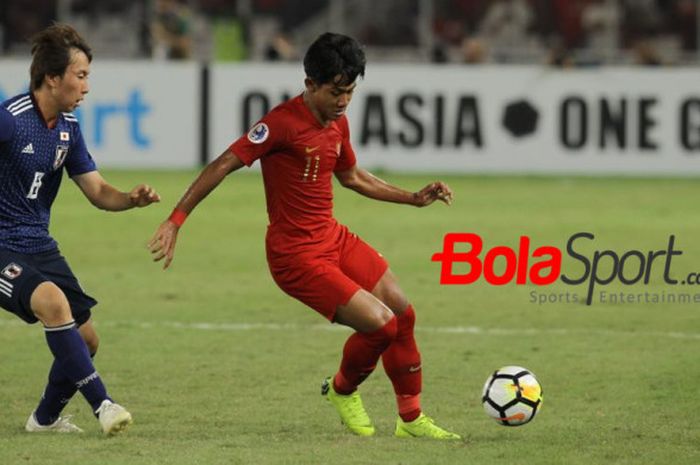 Bek timnas U-19 Indonesia, Firza Andika (kanan) melindungi bola dari pemain timnas U-19 Jepang, Kanya Fujimoto pada perempat final Piala Asia U-19 2018 di SUGBK, Jakarta, Minggu (28/10/2018).  