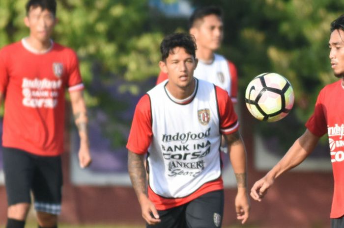  Irfan Bachdim (rompi putih) berlatih bersama rekan-rekan Bali United di Lapangan Banteng, Seminyak, Bali, Jumat (28/7/2017) pagi.