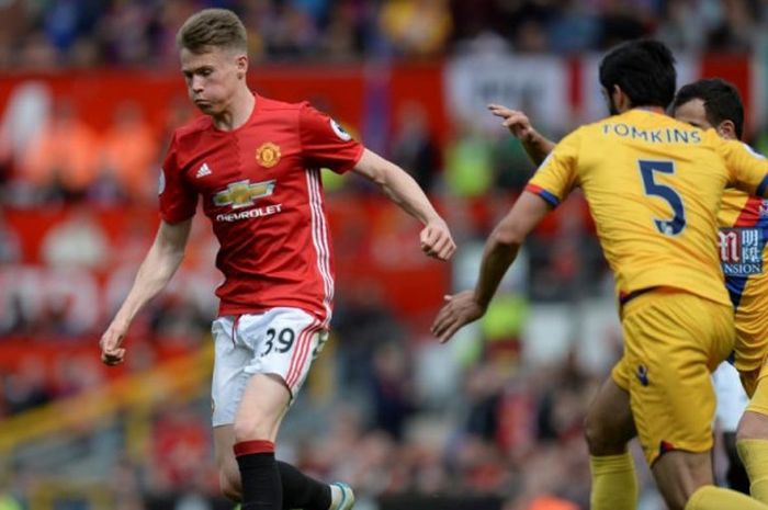 Aksi Scott McTominay (kiri) dalam partai Liga Inggris antara Manchester United dan Crystal Palace di Old Trafford, Manchester, 21 Mei 2017.